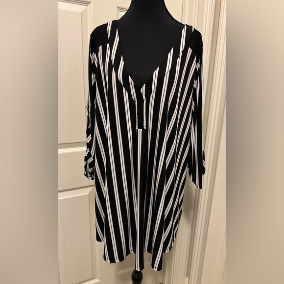 Torrid Black and White Mandarin Collar Tunic - Picture 1 of 6